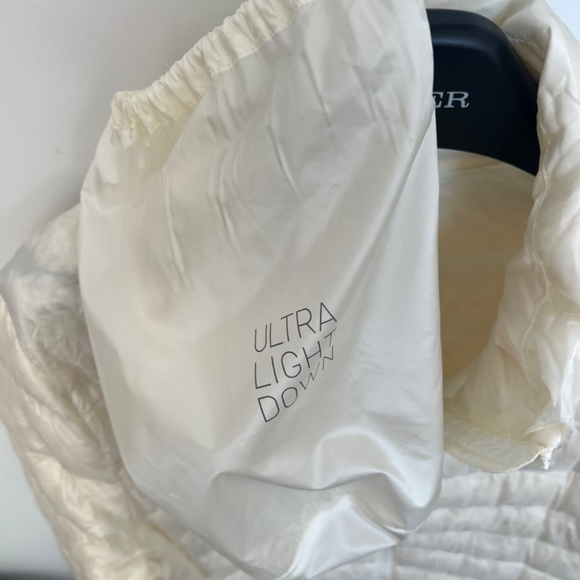 Uniqlo lightweight down jacket (brand new) - Picture 4 of 5